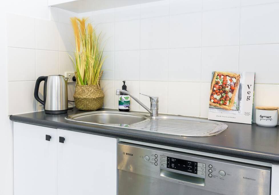 Cozy 1 Bedder In St Kilda With Balcony Apartman Melbourne Kültér fotó